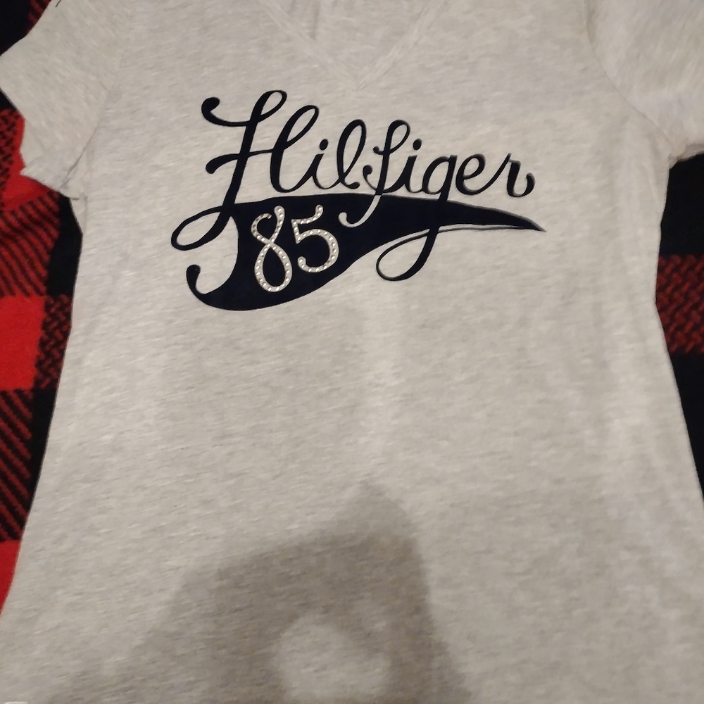 Women's Tommy Hilfiger t-shirt new took off tags before trying it on.